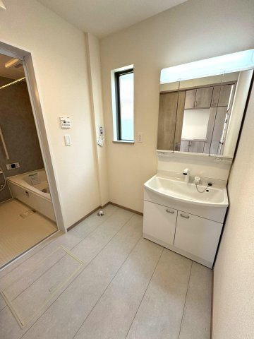 新築戸建　三島市徳倉４丁目698番　全１棟　A号棟の独立洗面台|スッキリとした脱衣所。