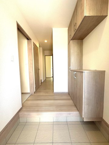 新築戸建　三島市徳倉４丁目698番　全１棟　A号棟の玄関|明るい光が差し込む玄関。