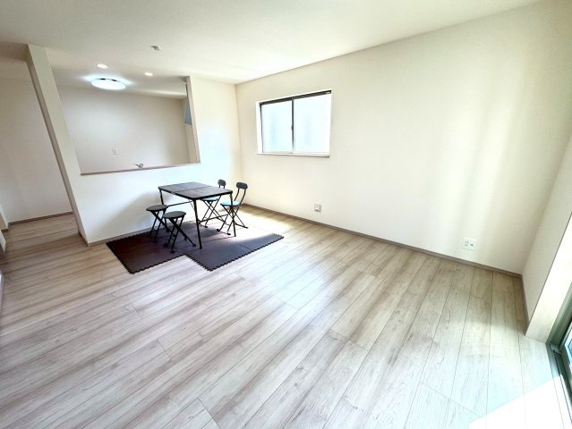 新築戸建　三島市徳倉４丁目698番　全１棟　A号棟の居間・リビング|キッチンからはリビング全体を見渡せます。