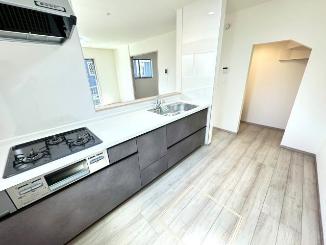 新築戸建　三島市徳倉４丁目698番　全１棟　A号棟のキッチン|キッチン横には収納もあります。