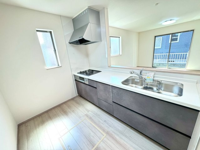 新築戸建　三島市徳倉４丁目698番　全１棟　A号棟のキッチン|キッチンには床下収納もあります。
