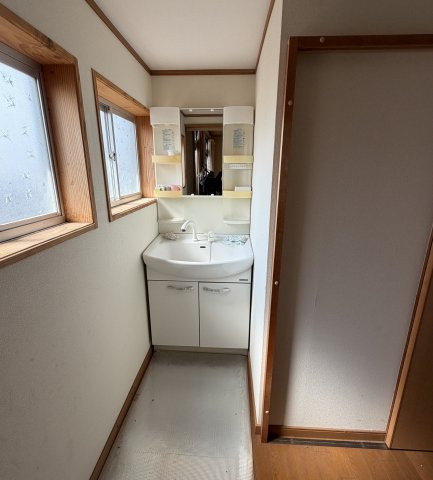 東伯郡琴浦町下伊勢中古戸建の独立洗面台