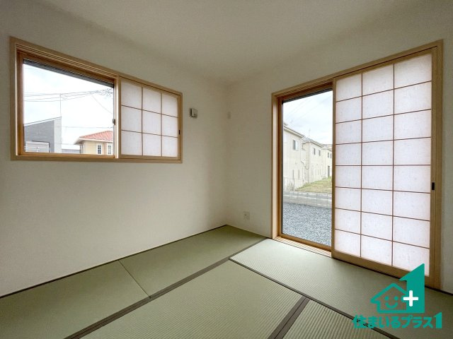 ★八幡市八幡隅田口　第2期　新築一戸建ての和室|一室あると便利な和室は客間としてだけでなく、小さなお子様のプレイルームや食後のくつろぎスペースとしてもご利用いただけます。収納もついていますので大活躍間違いなし！