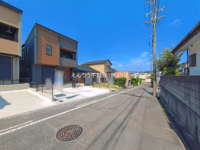 ブルーミングガーデンひまわり台1丁目の前面道路含む現地写真