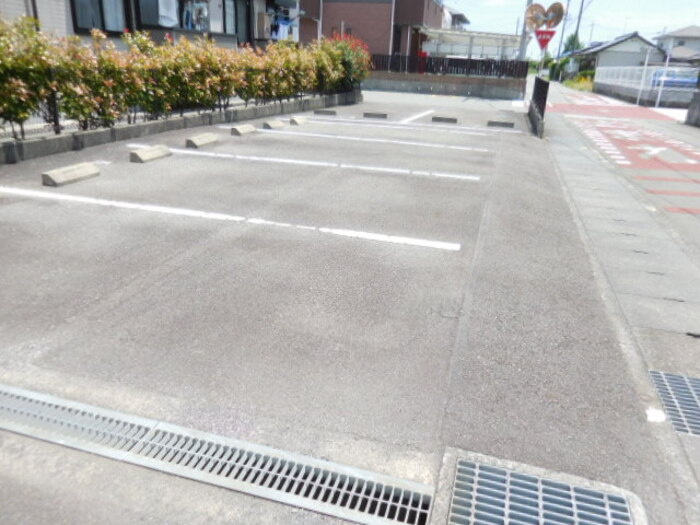 サンシャイン堀江Ⅱの駐車場