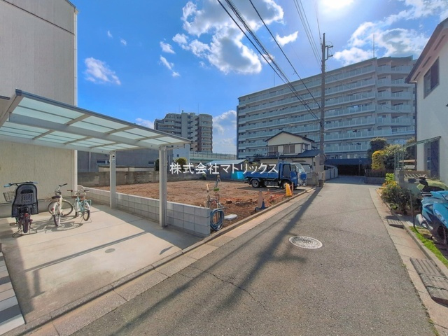 練馬区谷原5丁目　土地34坪超　太陽光×ロフト付き住宅　全2棟の前面道路含む現地写真