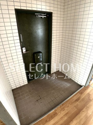 【玄関】 | ロイヤルハウス上地 | 収納もある玄関です