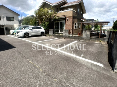 【駐車場】 | ロイヤルハウス上地 | 駐車場に車を止められます