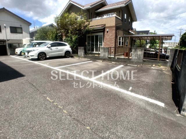 【駐車場】 | ロイヤルハウス上地 | 駐車場に車を止められます