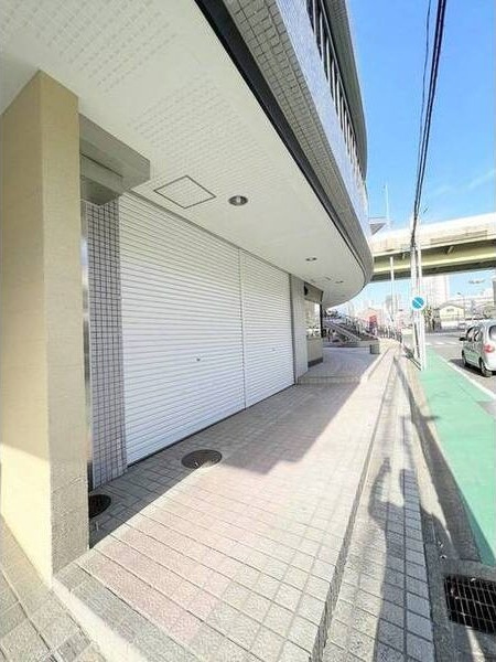 西一ビルのエントランス