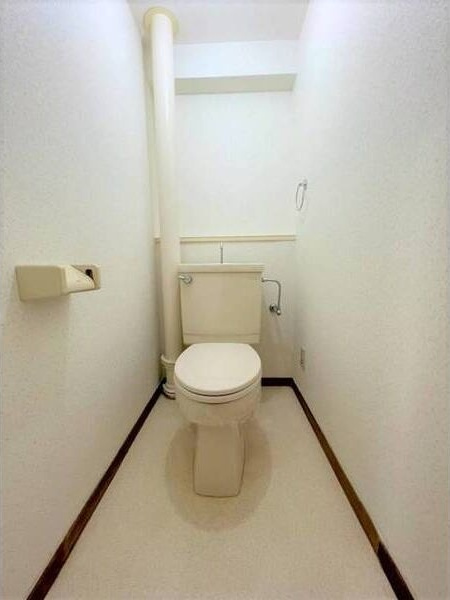西一ビルのトイレ|ゆったりとした空間のトイレです