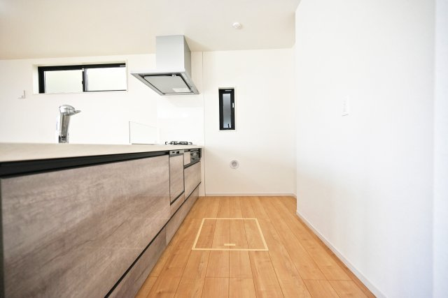 KEIAI GRACE水堂町1丁目新築一戸建て│4LDK+並列駐車2台可（制限有）のキッチン|キッチンスペースは食器棚を配置しても余裕の広さ。お料理をしながら複数人がすれ違えるだけの空間を確保しています。