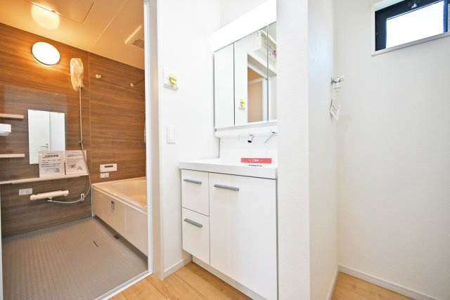 KEIAI GRACE水堂町1丁目新築一戸建て│4LDK+並列駐車2台可（制限有）の独立洗面台|洗面化粧台は2人が並んで支度できるサイズを確保。何かと忙しい朝の支度もこれで安心です。