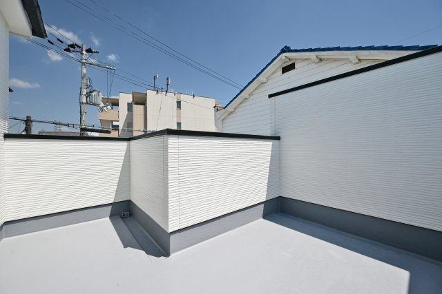 KEIAI GRACE水堂町1丁目新築一戸建て│4LDK+並列駐車2台可（制限有）のバルコニー|広々としたルーフバルコニーは、洗濯物を干すのはもちろん、気分転換にのんびり過ごすこともできる空間です。