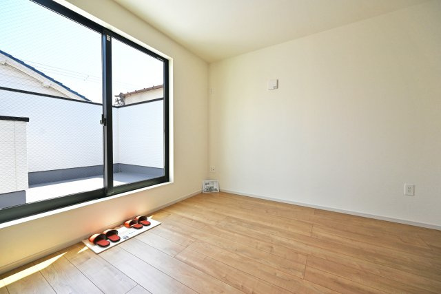 KEIAI GRACE水堂町1丁目新築一戸建て│4LDK+並列駐車2台可（制限有）の洋室|2階洋室（8.2帖）
主寝室想定、ルーフバルコニーに面した明るいお部屋です。