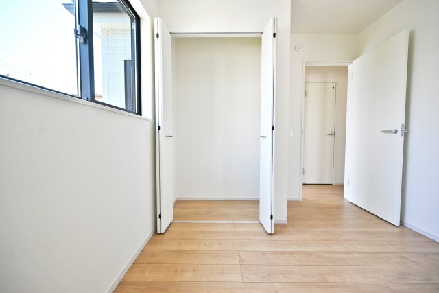 KEIAI GRACE水堂町1丁目新築一戸建て│4LDK+並列駐車2台可（制限有）の洋室|2階洋室（5.0帖）
クローゼット完備です。