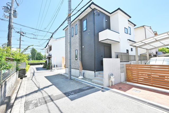 KEIAI GRACE水堂町1丁目新築一戸建て│4LDK+並列駐車2台可（制限有）の外観|落ち着いた色合いの外観はひときわ目立ちます。