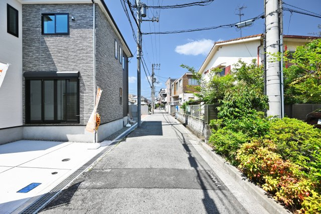 KEIAI GRACE水堂町1丁目新築一戸建て│4LDK+並列駐車2台可（制限有）の前面道路含む現地写真|東側前面道路　幅員約4ｍ