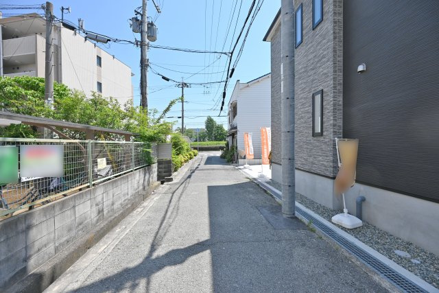 KEIAI GRACE水堂町1丁目新築一戸建て│4LDK+並列駐車2台可（制限有）の前面道路含む現地写真|東側前面道路　幅員約4ｍ
