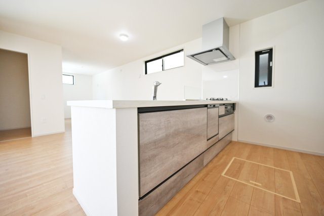 KEIAI GRACE水堂町1丁目新築一戸建て│4LDK+並列駐車2台可（制限有）のキッチン|キッチン横には採光＆換気用の窓が配置。お料理中に出た煙も素早く排出してくれるので助かります。