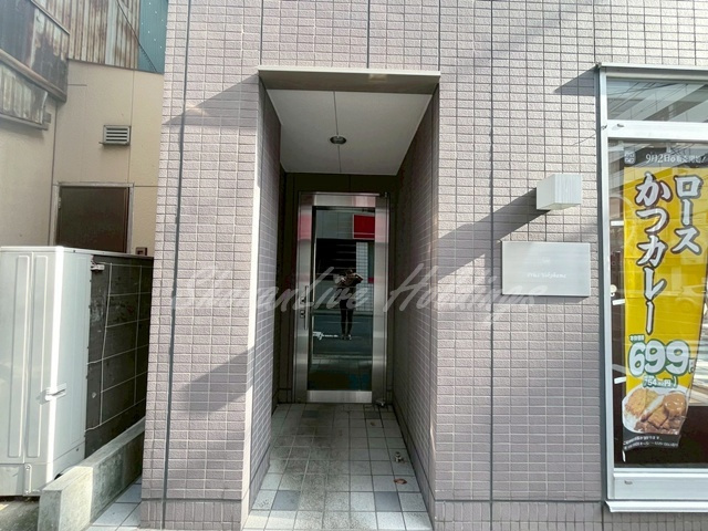 横浜市南区井土ケ谷下町の賃貸マンションのエントランス