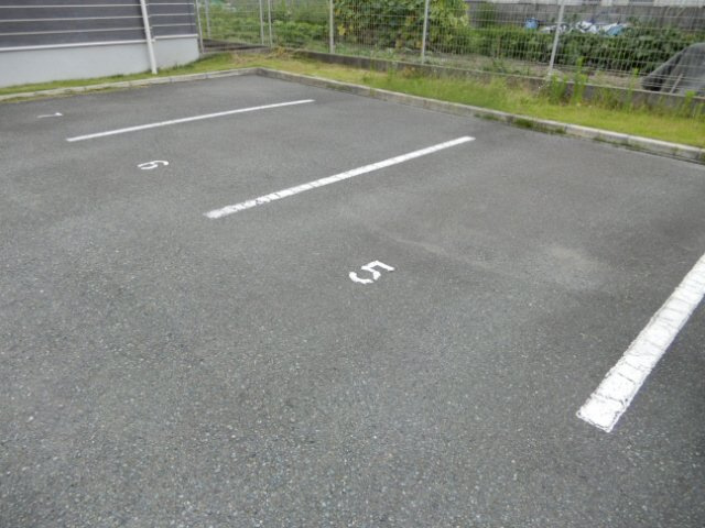 アジロガーデンの駐車場