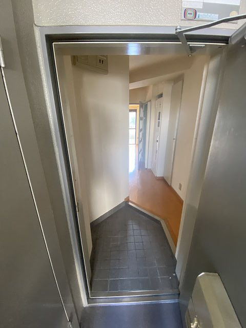 OSビルの玄関|明るい玄関です