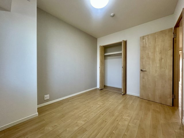 ☆選べる家具プレゼント☆サントノーレ姫原弐番館の洋室|全居室の壁や床がリフォームされて生まれ変わった、清潔感あふれる明るいお部屋。しっかりとした収納スペースも確保されているため、衣類や趣味のアイテムもきれいに片付き、自分だけの時間をゆったり楽しめそう。