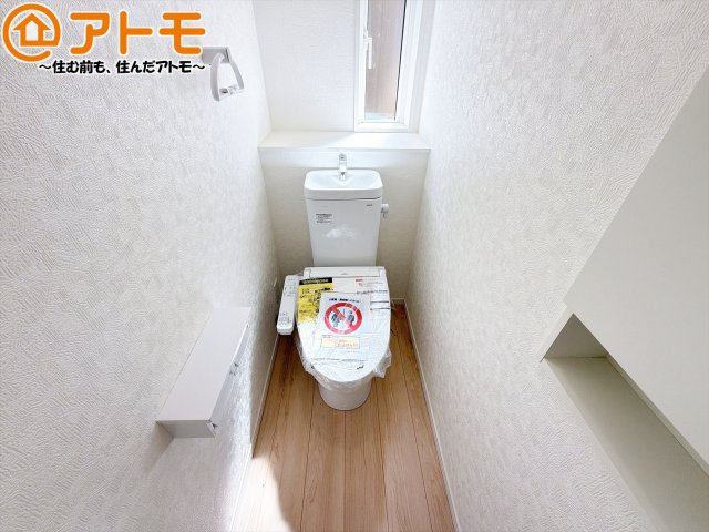 【トイレ】 | 駿河区西島第9　新築戸建　1号棟 | 窓もあって換気もしっかりできる清潔感のあるトイレです♪