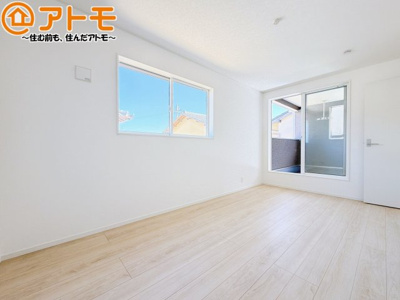 【寝室】 | 駿河区西島第9　新築戸建　1号棟 | バルコニーに面したお部屋なので、布団などの大きなものも楽々干せます♪