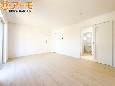 【居間・リビング】 | 駿河区西島第9　新築戸建　1号棟 | 日当たりのよいリビングは、一年を通してぽかぽかとしています。家族が自然と集まる空間になりそうですね♪