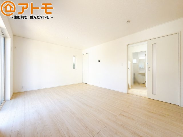 【居間・リビング】 | 駿河区西島第9　新築戸建　1号棟 | 日当たりのよいリビングは、一年を通してぽかぽかとしています。家族が自然と集まる空間になりそうですね♪