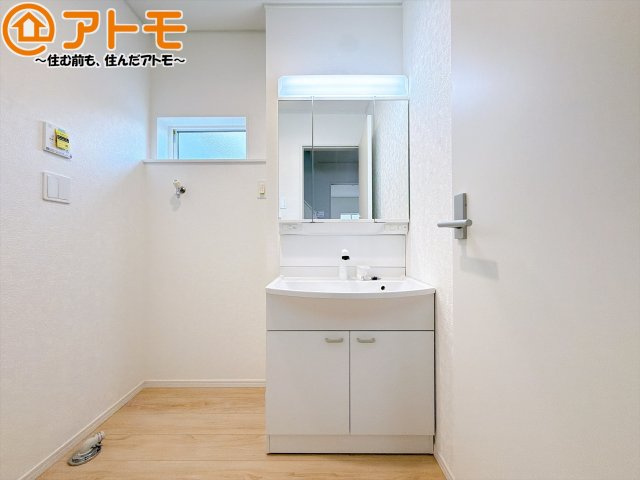 【独立洗面台】 | 駿河区西島第9　新築戸建　1号棟 | シャワータイプの洗面台は、洗濯物の土汚れなどの予洗いもしやすいため、お子様のいるご家庭でも大活躍！シャワータイプの洗面台は、洗濯物の土汚れなどの予洗いもしやすいため、お子様のいるご家庭でも大活躍！