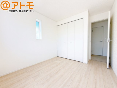 【寝室】 | 駿河区西島第9　新築戸建　3号棟 | 収納スペースもしっかり確保したお部屋は、収納家具の数も減らせるのでお部屋を広く使えます！