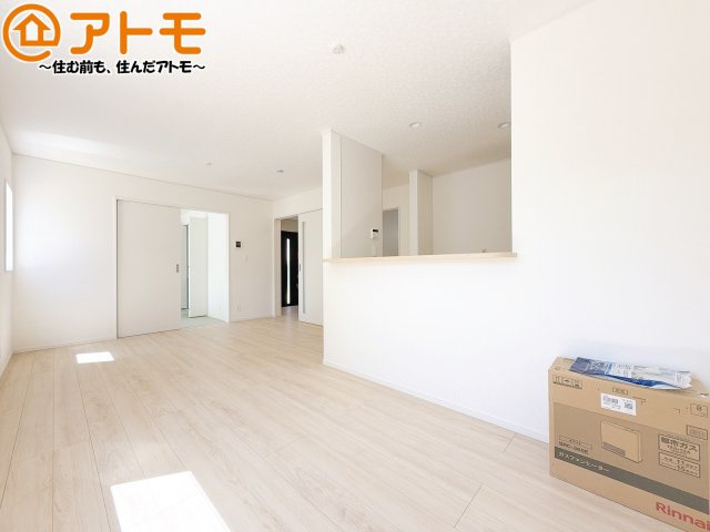 【居間・リビング】 | 駿河区西島第9　新築戸建　3号棟 | 日当たりのよいリビングは、一年を通してぽかぽかとしています。家族が自然と集まる空間になりそうですね♪