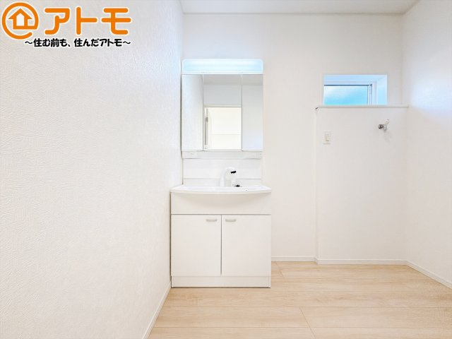 【独立洗面台】 | 駿河区西島第9　新築戸建　3号棟 | シャワータイプの洗面台は、洗濯物の土汚れなどの予洗いもしやすいため、お子様のいるご家庭でも大活躍！