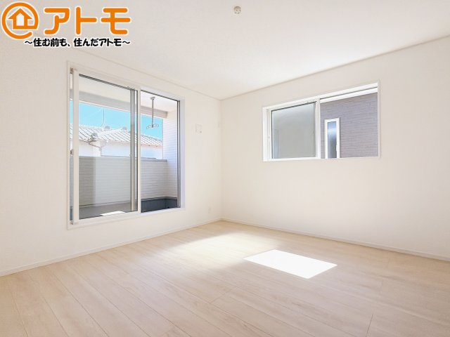 【寝室】 | 駿河区西島第9　新築戸建　2号棟 | バルコニーに面したお部屋なので、布団などの大きなものも楽々干せます♪