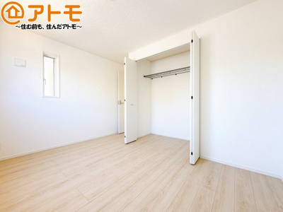 【寝室】 | 駿河区西島第9　新築戸建　2号棟 | 収納スペースもしっかり確保したお部屋は、収納家具の数も減らせるのでお部屋を広く使えます！