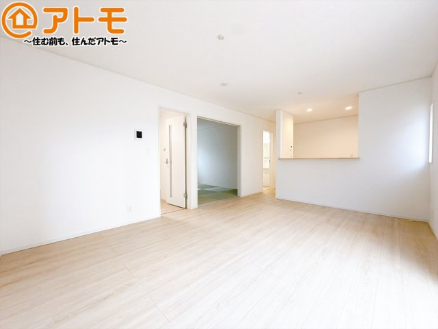 【居間・リビング】 | 駿河区西島第9　新築戸建　2号棟 | 家族団らんのイメージは、リビングを思い浮かべませんか？リビングこそ広々としたお部屋が良いですね♪
