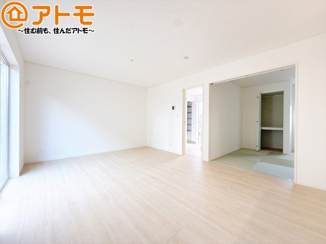 【居間・リビング】 | 駿河区西島第9　新築戸建　2号棟 | 日当たりのよいリビングは、一年を通してぽかぽかとしています。家族が自然と集まる空間になりそうですね♪