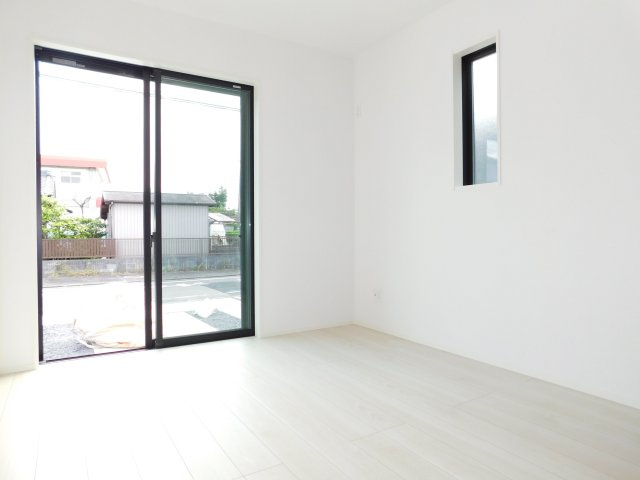 名古屋市中川区大当郎１丁目の新築一戸建の洋室|◇１階洋室◇　　南面で明るい洋室４．５帖　全居室収納完備♪　リビングの続き間としても利用できます！