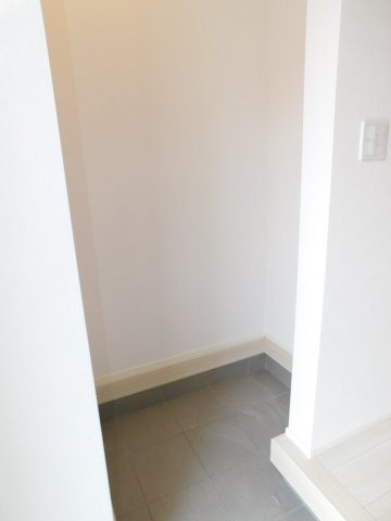 名古屋市中川区大当郎１丁目の新築一戸建の収納|◇シューズクローク◇　　ベビーカーやアウトドア用品などが置ける玄関収納スペース完備！