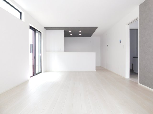 名古屋市中川区大当郎１丁目の新築一戸建の居間・リビング|◇リビング◇　　南面で明るいリビング１６．０帖　会話が弾む対面キッチン♪