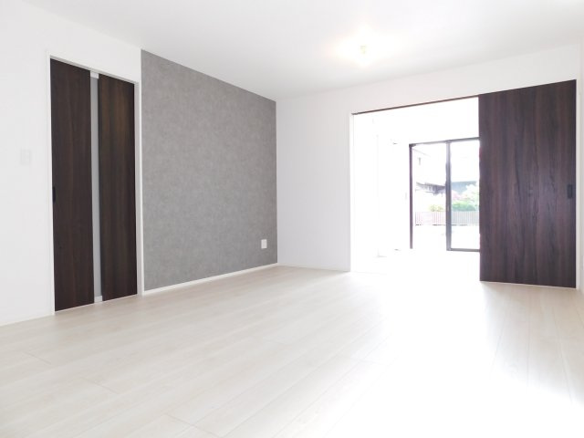 名古屋市中川区大当郎１丁目の新築一戸建の居間・リビング|◇リビング◇　　南面で明るいリビング１６．０帖　おしゃれなアクセントクロスのリビング♪