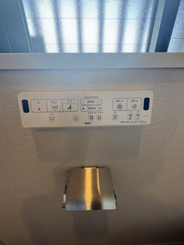 「LDK24帖の大空間」高知市中の島マンションのその他|ウォシュレット機能付きの操作リモコン。壁付けタイプでお掃除もラクラクこなせます。