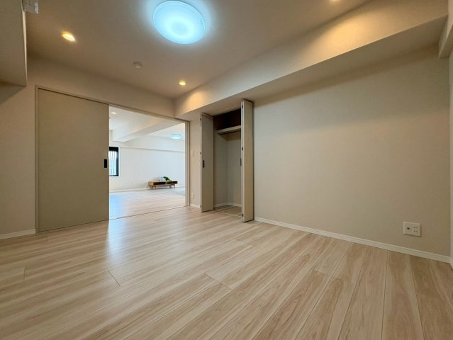 「LDK24帖の大空間」高知市中の島マンションの展望|川沿いを見渡せる開放的なロケーション！季節や時間の移ろいを感じられる良好な眺望です。
