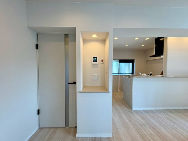 「LDK24帖の大空間」高知市中の島マンションの居間・リビング|おしゃれなニッチとスッキリした導線！デザイン性と実用性を兼ね備えたこだわりインテリア。