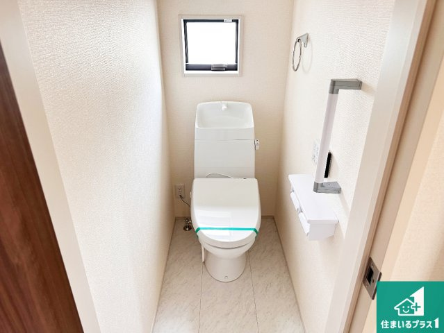 たつの市龍野町中村　第7期　新築一戸建てのトイレ|1・2階の2ヶ所にあるので、朝の忙しい時間の順番待ちもなく、深夜の利用にも大変便利です。