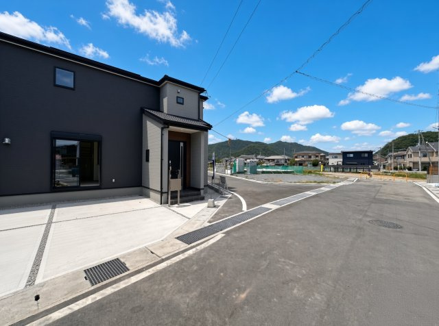 たつの市龍野町中村　第7期　新築一戸建ての前面道路含む現地写真|周辺は閑静な住宅街！前面道路広々で車の出し入れも便利です。駐車が苦手な方でも安心して車庫入れできます！