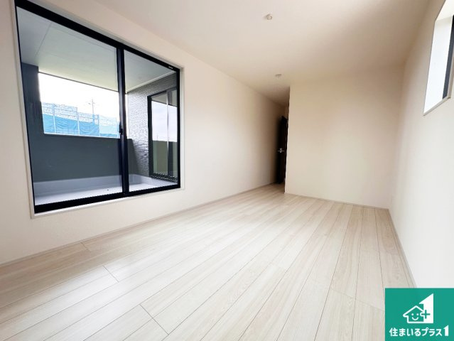 たつの市龍野町中村　第7期　新築一戸建ての洋室|寝室は心地よい眠りについてもらいたくて、シンプルかつ開放的な空間な設計にしています！大きな窓から差し込む日が心地いいです♪